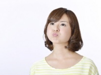 不満爆発！　注意しても彼女がなおしてくれないコト「カレーに生姜」「トイレのドア開けたまま」
