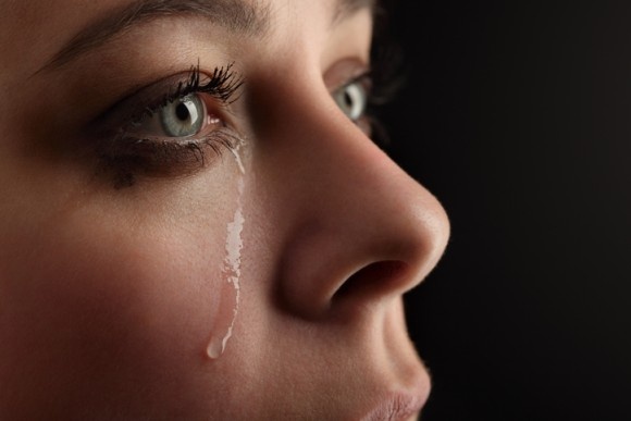 女性の涙には無臭の化学物質が含まれており、男性のテストステロン濃度を下げる沈静作用がある（イスラエル研究）