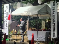 9月1日に東京・横網町公園で行われた「そよ風」の集会。挨拶をしているのは大瀬康介墨田区議。