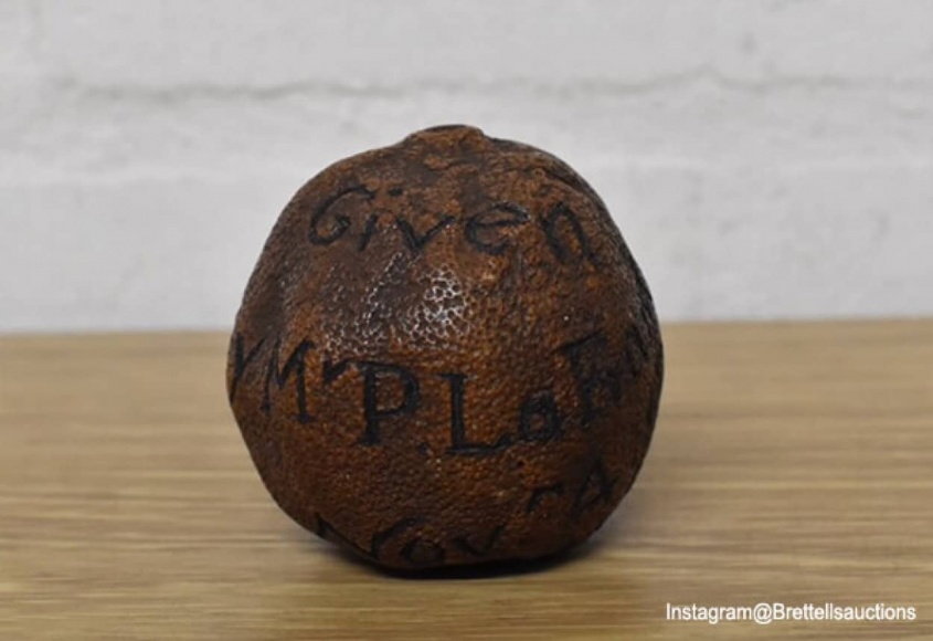 285年前の干からびたレモンが26万円で落札される