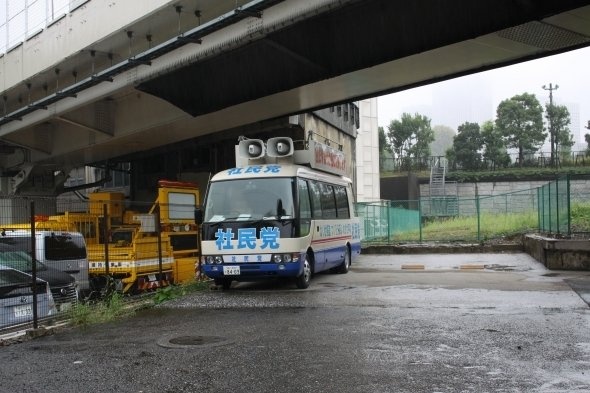 国会近くの駐車場で雨に濡れていた、社民党の自動車