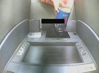 銀行の監視カメラには、コーラをATMに注ぐ張さんの映像が記録されていた（重慶晩報）