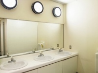 トイレで手を拭くものがないとき⇒女子がすること4選　「さりげなく●●につける」ほか