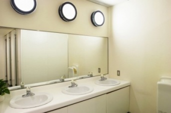 トイレで手を拭くものがないとき⇒女子がすること4選　「さりげなく●●につける」ほか