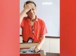 ボロボロ靴の先生が生徒から新しいシューズをもらい感激の涙。