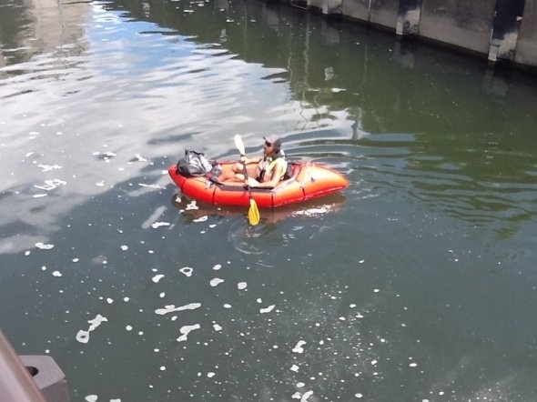 カヌーもやってきて通過していった