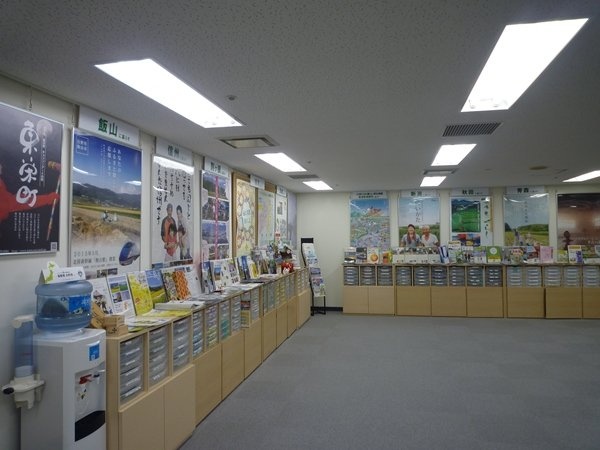 約800自治体の田舎暮らしに関連する資料を常設している。