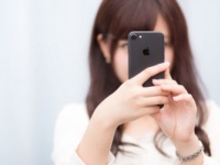 育ち悪いの？　女子が「スマホ撮影」でマナー違反だと思うコト・6つ