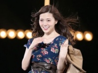 白石麻衣、この秋冬デートに真似したい大人フェミニンコーデを披露！