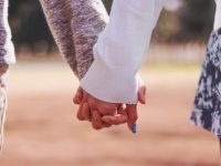 付き合う前のデートで手を繋ぐのはアリ？　男性から手を繋がせるコツ