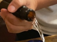 〝驚異的なエイム〟で注がれる日本酒に16万人あ然　「この世で一番いい」「こういう経験、してみたいw」