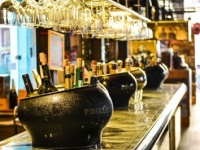 お酒に弱い女子必見！　飲み会の席で、お酒をぐいぐい勧めてくる男性へのナイス対応4つ！