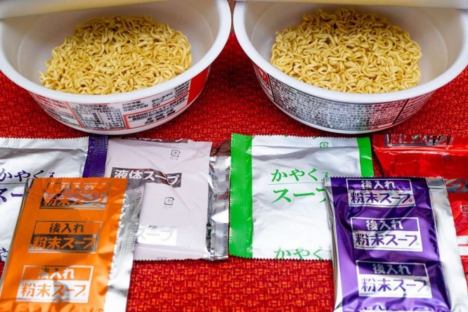 「辛さひかえめ 辛辛魚」（左）といつもの「辛辛魚」（右）の内容物