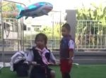 なぜ！？　子どもが持っていたバルーンが突然爆発し火を吹く！