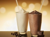 左「エスプレッソシェイク」　右「チョコリスタ（SHAKE）」