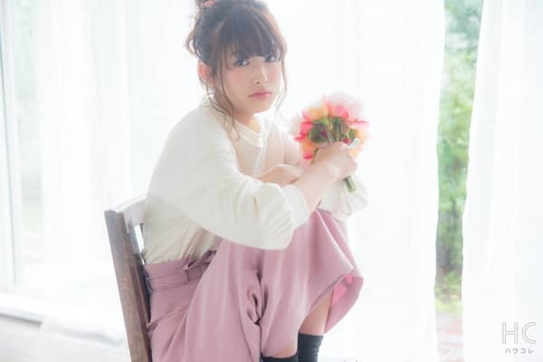 花を以て椅子に座る女性