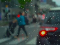 「大雨の中、ベビーカーを押して歩いていた私。信号待ちの車から『赤ちゃん濡らさないで』と中年女性が...」