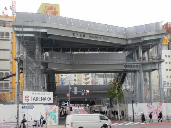 道路の上にのしかかるような鉄の城