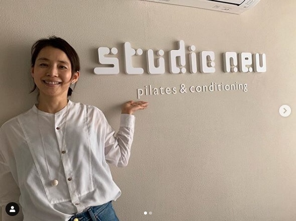 石田ゆり子 壁にもたれるお茶目な姿に 可愛い の声が殺到 1ページ目 デイリーニュースオンライン