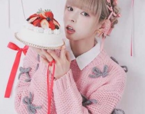 白田まい、白のランジェリー姿で中央地帯ちらりと見えるセクシーな