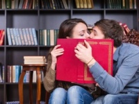 うしろから引き寄せられてキス！　“不意打ちのキス”エピソード8選