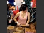 谷間に目がいっちゃう！　台湾の女性販売員がスタイル抜群だと話題に
