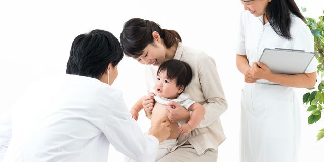 赤ちゃんを小児科に連れて行く