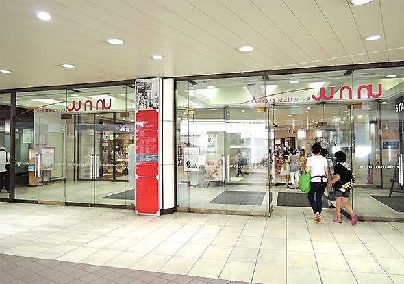 別館のジュンヌ館。女性向けファッションブランド多し。