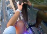 高所映像注意！　超高層ビルの外壁を登りきった男性の主観映像。