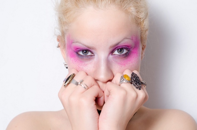 今すぐ試したくなる!?この夏「カラフルメイク」流行っているワケ