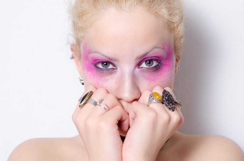 今すぐ試したくなる!?この夏「カラフルメイク」流行っているワケ