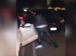 なんでそんなことを…　助走をつけて勢いよく車のドアを閉めたらガラスが粉砕。