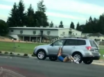 【衝撃の映像】一体何が！？　車のドアノブにしがみ付いたまま引きずられる男性