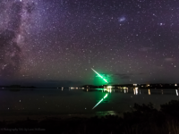 地上から空に斜めに伸びる緑色の美しい光の筋。その正体は？（オーストラリア）