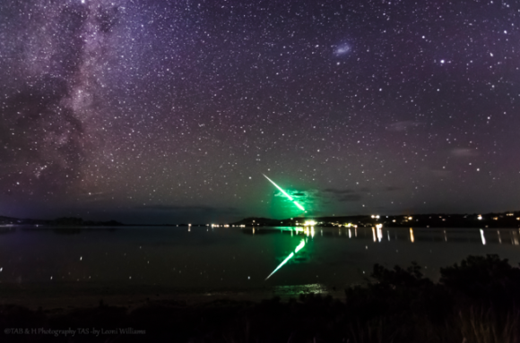 地上から空に斜めに伸びる緑色の美しい光の筋。その正体は？（オーストラリア）