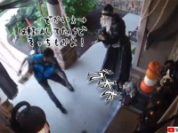 ハロウィン時の配達員は大変だ。家の前にどっきりが仕掛けられているケースが多発