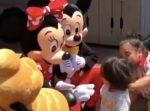 耳が聞こえない子どもを前にしたミッキーとミニーの行動に全世界から称賛の声が！