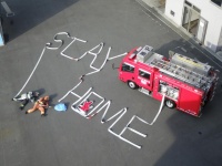 消防ホースで「STAY HOME」（画像は藤沢市消防局南消防署より提供）