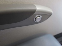 私の肘掛けにクサイ足（画像はイメージ）