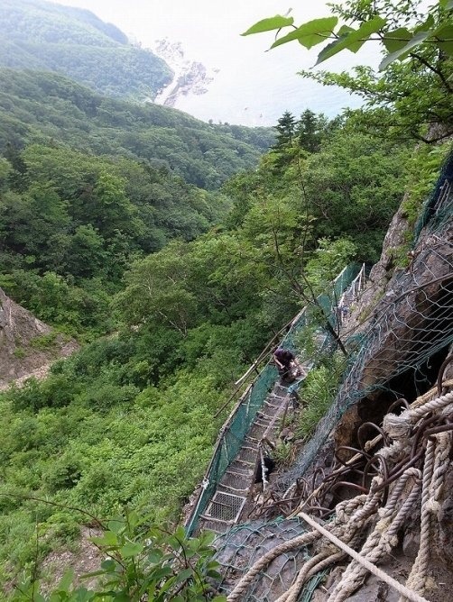 落石の危険がある参道って...（画像はせたな観光協会提供）