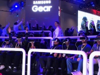 CES 2016でサムスンの「Gear VR」を楽しむ来場者