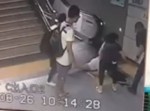 街の一角に潜む罠！　エスカレーターを登ろうとした人たちが…