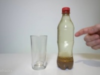 面白科学実験。コーラと牛乳を混ぜると透明の液体に！？