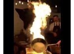 ステーキを焼いていたらスプリンクラー作動…店内が大惨事に！