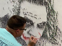 人が集まって作る「人文字」みたいに、立体的にたくさんの人を描いて作り上げる素晴らしい点画