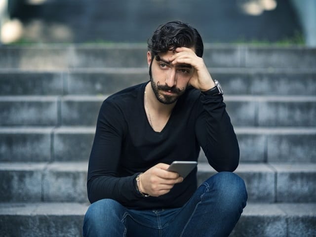 頭を抱える男性