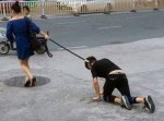 これも愛？ 「女王様」と「下僕」が路上に登場…
