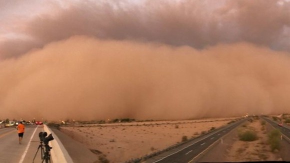 黙示録かな？アリゾナの砂漠で発生した巨大な壁のような砂嵐
