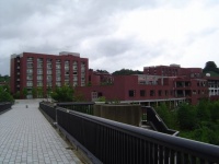 金沢大学（Genppyさん撮影、Wikimedia Commonsより）