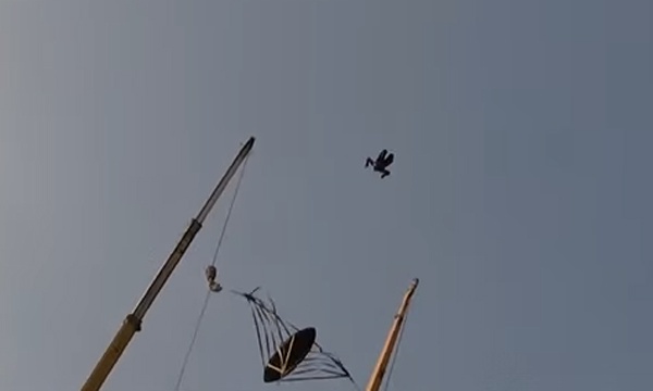 重機を使って人間を吹っ飛ばす「人間パチンコ」実験がヒドすぎるｗｗｗ